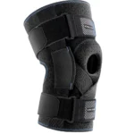 Hinged knee brace with fastening support straps